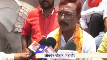 रायगढ़: अम्बेडकर प्रतिमा में कीचड़ पोतने के मामले में सर्व समाज भड़का, पानी टैंकर से प्रतिमा को नहलाकर किया नमन