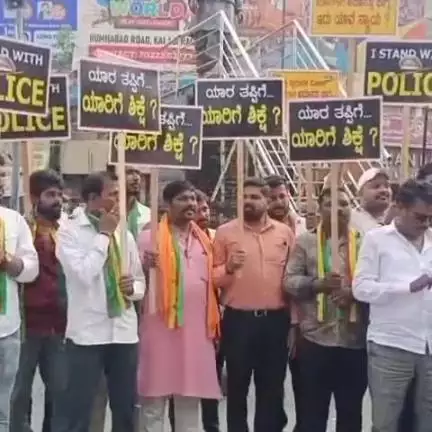 ಕಲಬುರಗಿ: ಆರ್‌ಸಿಬಿ ಕಾಲ್ತುಳಿತ ದುರಂತ: ಪೊಲೀಸ್ ಅಧಿಕಾರಿಗಳ ಅಮಾನತು ಖಂಡಿಸಿ ನಗರದಲ್ಲಿ ವಿವಿಧ ಸಂಘಟನೆಗಳಿಂದ ಪ್ರತಿಭಟನೆ