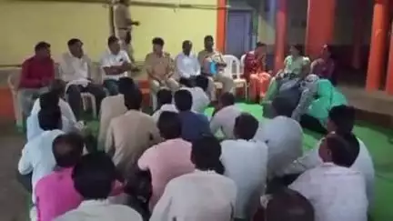 नेर: पोलीस स्टेशन नेर येथील ठाणेदार अनिल बेहरानी यांनी धनज गावाला भेट देऊन केली नागरिकांशी चर्चा