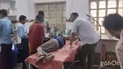 पोकरण: कुम्हारों के वास में शराब के नशे में छत से गिरे युवक को आसपास के लोगों ने जिला अस्पताल पहुंचाया, उपचार जारी