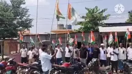 ধর্মনগর: কদমতলাস্থিত কংগ্রেস ভবনের সামনে ধর্ণা সহ বাজার এলাকায় বাজারে এলাকায় বিক্ষোভ মিছিল সংঘটিত হয় কংগ্রেস দলের আজ