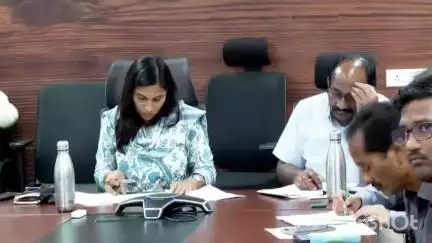 రాష్ట్ర పంచాయతీ రాజ్ & గ్రామీణ అభివృద్ధి  శాఖ మంత్రి అనసూయ నిర్వహించిన వీడియో కాన్ఫరెన్స్లో పాల్గొన్న జిల్లా  కలెక్టర్