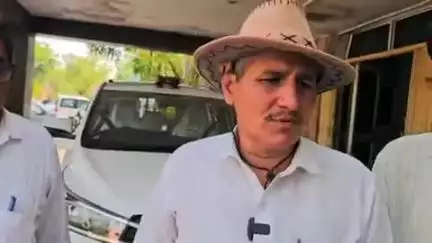 बाड़मेर: सौर ऊर्जा कंपनियों द्वारा खेजड़ी सहित अन्य पेड़ों की कटाई को लेकर वन प्रेमियों ने जिला कलेक्टर को सौंपा ज्ञापन