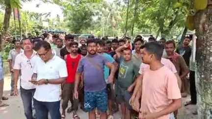 বিহপুৰীয়া: লালুক থানাৰ সন্মুখত হিন্দু লোকক এজন মুছলমান যুৱকে অপমান কৰাৰ ন্যায় বিচাৰি শ শ হিন্দু ৰাইজে সাব্যস্ত কৰে তীব্ৰ প্ৰতিবাদ