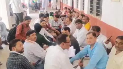 मोठ: मोंठ में धरने पर बैठे लेखपाल, बोले- नायब तहसीलदार महिला लेखपालों से अश्लीलता और अभद्रता करता है