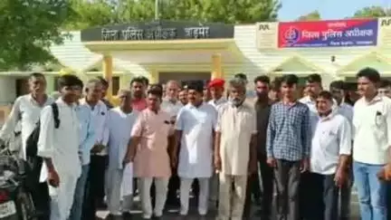 बाड़मेर: बाखासर में नाबालिग के साथ मारपीट व पेशाब पिलाने के मामले में समाज के लोगों ने बाड़मेर पुलिस अधीक्षक को सौंपा ज्ञापन