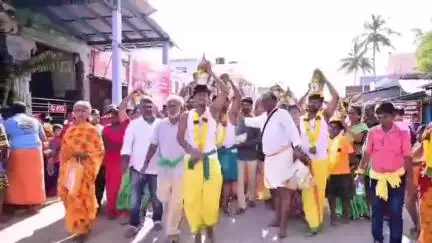 கயத்தாறு: கழுகுமலை கழுகாசலம் மூர்த்தி கோவிலில் வைகாசி விசாகத் திருவிழாவை முன்னிட்டு பால்குடம் எடுத்து பக்தர்கள் நேர்த்திக்கடன் செலுத்தினர்