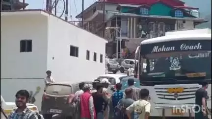 रोहड़ू: रोहडू चड़गांव बाईपास सड़क मार्ग पर एक गाड़ी और बस की जोरदार टक्कर