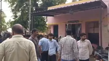 महमूदाबाद: नूरपुर पुल पर दो बाइक की टक्कर में लेखपाल और मुंशी समेत चार लोग घायल, इलाज के लिए ट्रामा सेंटर भेजा गया