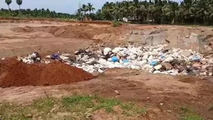 கிணத்துக்கடவு: கானியாலம்பாளையம் கிராமத்தில் தனியார் தோட்டத்தில் இருந்த பாறைக்குழியில் மூட்டை மூட்டையாக
 கழிவுகள்