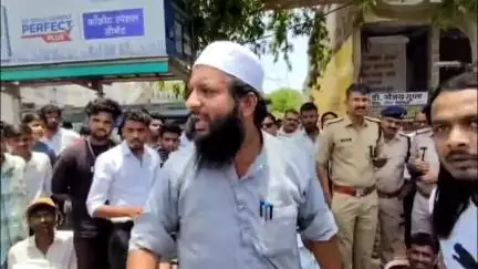 सागर: रजाखेड़ी मार्ग पर स्थित मजार को हटाने के विरोध में मुस्लिम समाज के लोगों ने किया धरना प्रदर्शन