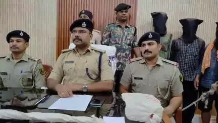 बेतिया: अपराध की योजना बना रहे 4 अपराधी गिरफ्तार, डीएसपी ने प्रेस वार्ता में दी जानकारी