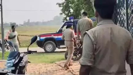 फरेंदा: कोल्हुई कस्बे में ऑफिस में फंदे से लटकता मिला युवक का शव, पुलिस कर रही है जांच