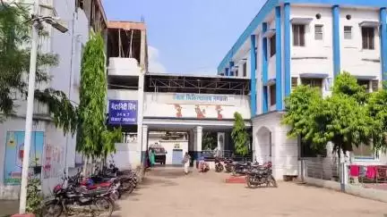 मंडला: सड़क हादसे में घायल हुए मरीज़ का ज़िला अस्पताल में सुरक्षा गार्ड ने किया उपचार, वीडियो हुआ वायरल