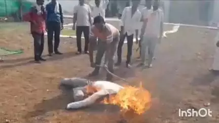 सिवनी मालवा: भैरोपुर ग्राम में भारतीय किसान यूनियन ने राज्य सरकार का पुतला फूंका, मूंग की खरीदी न होने से किसान नाराज़