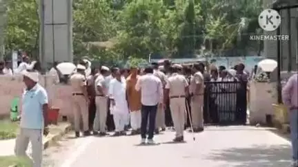 भिवानी: गांव तिगराना को हांसी में शामिल करने के विरोध में ग्रामीणों ने लघु सचिवालय पहुंचकर किया प्रदर्शन