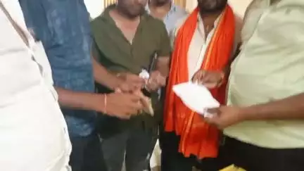 औंढा नागनाथ: शहरात नवीन वीज मीटर बसवून पैसे उकळणाऱ्या मजूरास पकडले, नागरिकांनी पैसे देऊ नये; युवा सेनेचे आवाहन