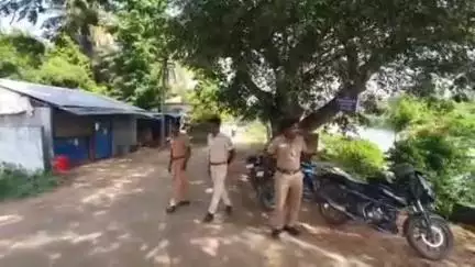 குடவாசல்: திட்டாணிமுட்டம் கிராமத்தில் அய்யனார் கோவில் நிர்வாகத்தில் பங்கு கேட்டு ஒரு தரப்பினர் கோவில் முன்பு முற்றுகையிட்டதால் பதற்றம்