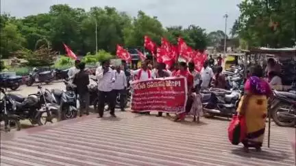 కరోనా సమయంలో రద్దు చేసిన రైళ్లను వెంటనే పునరుద్ధరించాలని సిపిఐ నాయకులు రైల్వే స్టేషన్ ముందు నిరసన