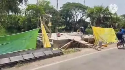 মগরাহাট ২: আমড়াতলা গ্রাম পঞ্চায়েতের চকপারন কাটাখালি এলাকায় খালের ওপর বেআইনি নির্মাণ সমস্যার মধ্যে পড়েছে এলাকার মানুষেরা