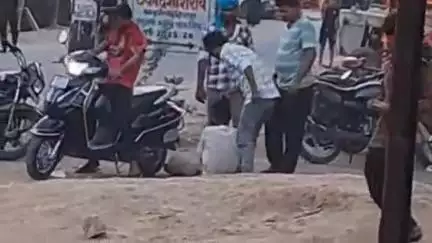 मोठ: मौठ में दबंगों की दबंगई का वीडियो सोशल मीडिया पर वायरल, युवक को सड़क पर पटक-पटक कर लात-घूसों से पीटा गया