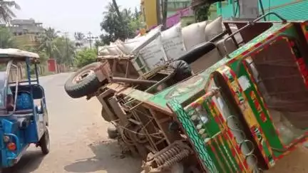 হবিবপুর: বাসন্তী মোড়ে রাজ্য সড়কের ধারে উল্টে গেল ধান বোঝাই ভুটভুটি ভ্যান, অল্পের জন্য প্রাণে রক্ষা পেল চালক