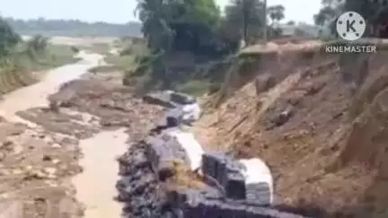 বাঁকুড়া ২: ধগড়িয়া গ্রামের পাশ দিয়ে বয়ে চলা কুকড়া খালের বাঁধের কাজ চলাকালীন জলের তোড়ে ভেঙে গেল একাংশ #jansamasya