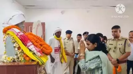 खूंटी: भगवान बिरसा मुंडा की शहादत दिवस पर उपायुक्त आर. रॉनिटा ने उलिहातू में भगवान बिरसा मुंडा जन्मस्थली पर किया नमन