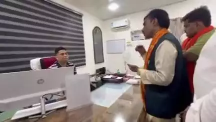 भिंड नगर: भिंड: समाजसेवियों ने एसपी ऑफिस में पूर्व दस्यु पर मामला दर्ज करने के लिए ASP को मुख्यमंत्री के नाम सौंपा ज्ञापन