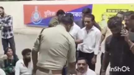 उज्जैन शहर: कांग्रेस महासचिव को थाने में पीटने के मामले में महाकाल थाने पर हंगामा, घेराव कर नारेबाजी