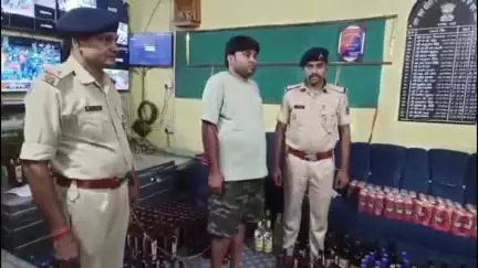 कटिहार: तीनगछिया में वाहन जांच के दौरान शराब के साथ युवक गिरफ्तार, घर से 207 लीटर शराब बरामद