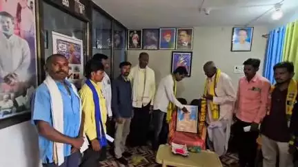 कळमनूरी: शहरात वंचित बहुजन आघाडीच्या संपर्क कार्यालयात क्रांतीसुर्य बिरसा मुंडा यांच्या पुण्यतिथी निमित्त अभिवादन कार्यक्रम
