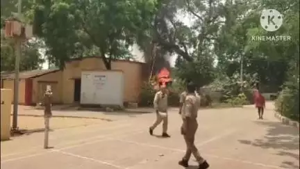 बस्ती: बस्ती जिले के परशुरामपुर थाने के बगल लगे ट्रांसफार्मर के शॉर्ट सर्किट से जलने का वीडियो आज सोशल मीडिया पर हुआ वायरल
