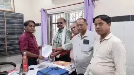 बांसी: आल यूपी स्टाम्प वेंडर्स एसोसिएशन के पदाधिकारियों ने अपनी समस्याओं को लेकर उप निबंधक बांसी को दिया ज्ञापन