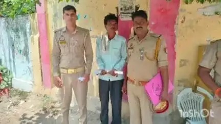 कायमगंज: नवाबगंज थाना पुलिस ने गांव करनपुर निवासी अभियुक्त को 1 अदद 12 बोर तमंचा सहित किया गिरफ्तार