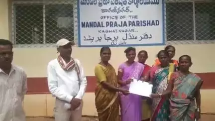 సిర్పూర్ టి: అసలైన లబ్ధిదారులకు ఇందిరమ్మ ఇండ్లు రాలేవని కాగజ్నగర్ ఎంపీడీవో ను కలిసిన బాధితులు