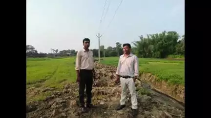 अमरपुर: लौगाय में ग्रामीणों द्वारा चंदा इकट्ठा कर बनाई जा रही सड़क और नाले का बीडीओ ने किया निरीक्षण