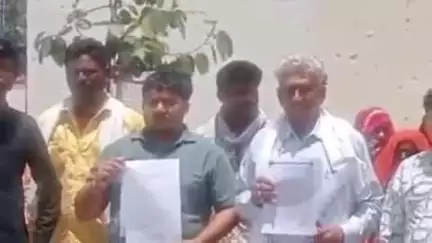झुंझुनू: जिले के सांसी और भोपा समाज के लोगों ने कलेक्ट्रेट के बाहर किया प्रदर्शन, शमशान भूमि पर से अतिक्रमण हटाने की मांग