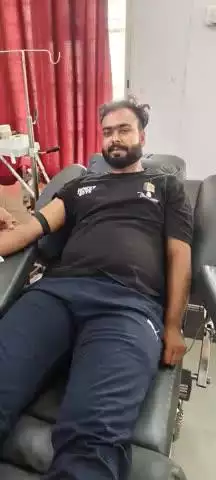 जय श्री राम
श्री राम रक्तदान समिति के सदस्य द्वारा आज एक पीड़ित मरीज जिसका नाम अशोक सेन है जिसको ओ पॉजिटिव रक्त की अत्यंत आवश्यकता पड़ने पर रक्त वीर इल्याश द्वारा रक्तदान कर जीवन देने का अमूल्य प्रयास किया
रक्तदान महादान