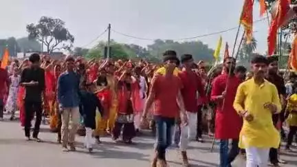 सारठ: बामनगामा में लक्ष्मी-नारायण मंदिर की प्राण-प्रतिष्ठा के लिए कलश यात्रा, MLA चुन्ना सिंह समेत सैंकड़ों शामिल