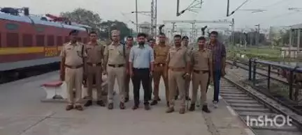 कासगंज: कासगंज रेलवे स्टेशन पर रेलवे सुरक्षा बल और चाइल्ड लाइन की टीम ने बच्चों की सुरक्षा को लेकर चलाया चेकिंग अभियान