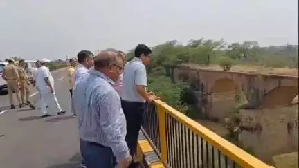 हमीरपुर: हमीरपुर जनपद में चन्द्रावल नदी के जीर्णोद्धार के लिए डीएम, सीडीओ व लघु सिंचाई के अधिकारियों ने किया मौका मुआयना