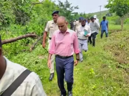 पोटका: DC जंगल की पगडंडियों से पोटका के चाटीकोचा गांव पहुंचे, ग्रामीणों की समस्याएं सुनीं