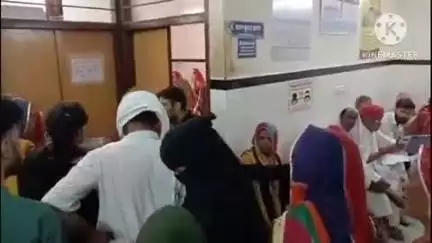 डीडवाना: राजकीय जिला चिकित्सालय में चिकित्सक के कक्ष के बाहर भिड़े मरीज, वीडियो हुआ वायरल