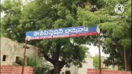 బాన్సువాడ: బాన్సువాడ లో ద్విచక్ర వాహనం నుండి లక్ష రూపాయలు చోరీ