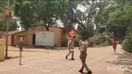 हर्रैया: परसरामपुर थाना परिसर में लगे ट्रांसफार्मर में लगी आग, बड़ा हादसा टला