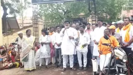 मोहोळ: तहसील कार्यालयावर विविध मागण्यासाठी शिवसेना नेते रमेश बारसकर यांच्या नेतृत्वाखाली काढण्यात आला मोर्चा