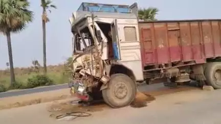 कोईलवर: कोईलवर छपरा फोरलेन पर मानव धर्म आश्रम के समीप बालू लदे ट्रक ने खड़े ट्रक में मारी टक्कर, ड्राइवर बाल-बाल बचा