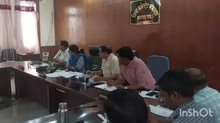 प्रतापगढ़: जिला कलक्टर ने मिनी सचिवालय में साप्ताहिक समीक्षा बैठक ली, वंदे गंगा जल संरक्षण अभियान पर फोकस