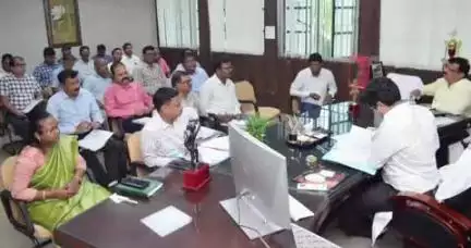 पाकुड़: पाकुड़ उपायुक्त कार्यालय में सांसद व विधायक निधि योजना के कार्यों की समीक्षा की गई